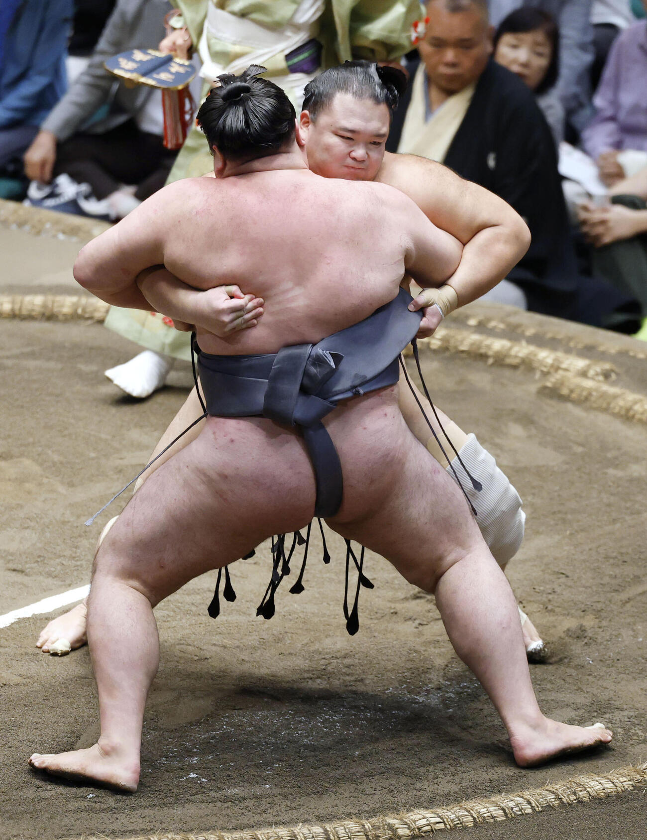 朝乃山（奥）が寄り切りで金峰山を破る＝両国国技館（共同）