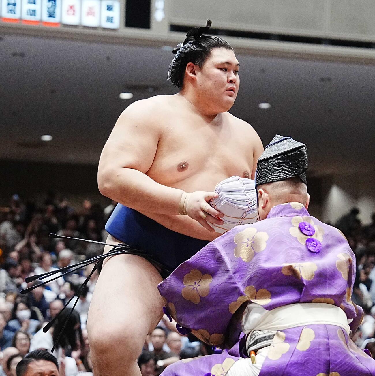1敗を死守した大の里は懸賞の束を手にする（撮影・小沢裕）