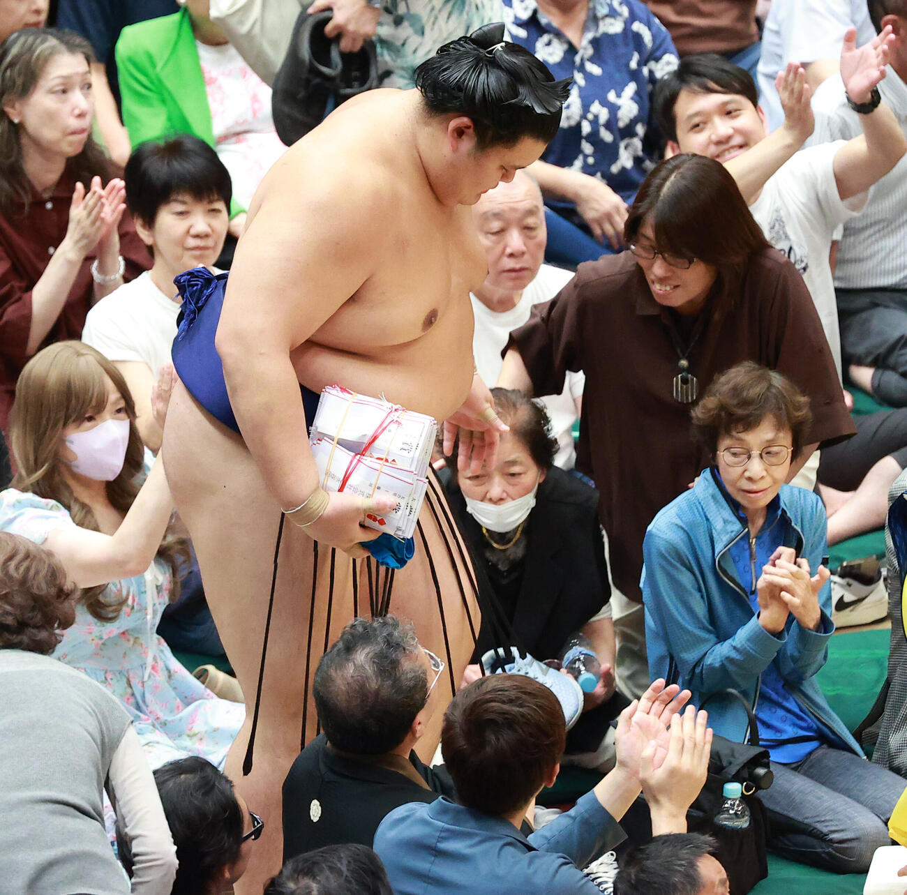 懸賞金の束を手に引きあげる大の里（撮影・中島郁夫）