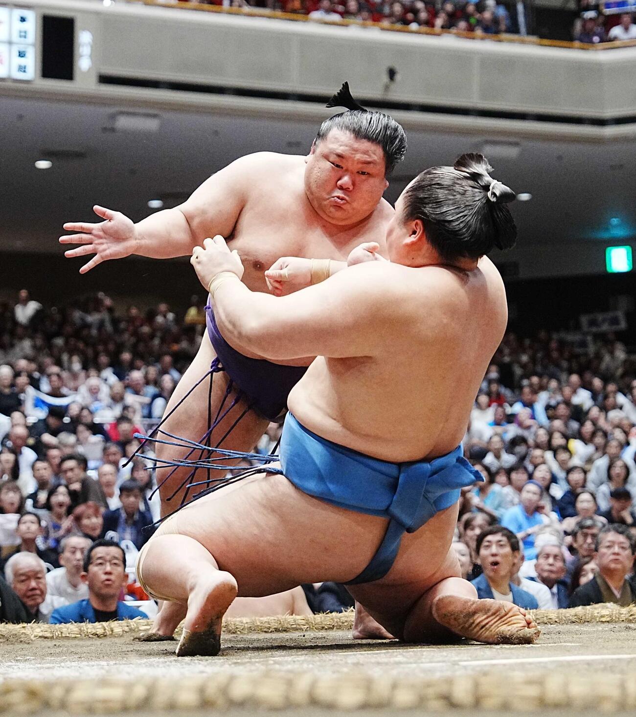 美ノ海は琴勝峰（手前）を押し倒しで破る（撮影・小沢裕）
