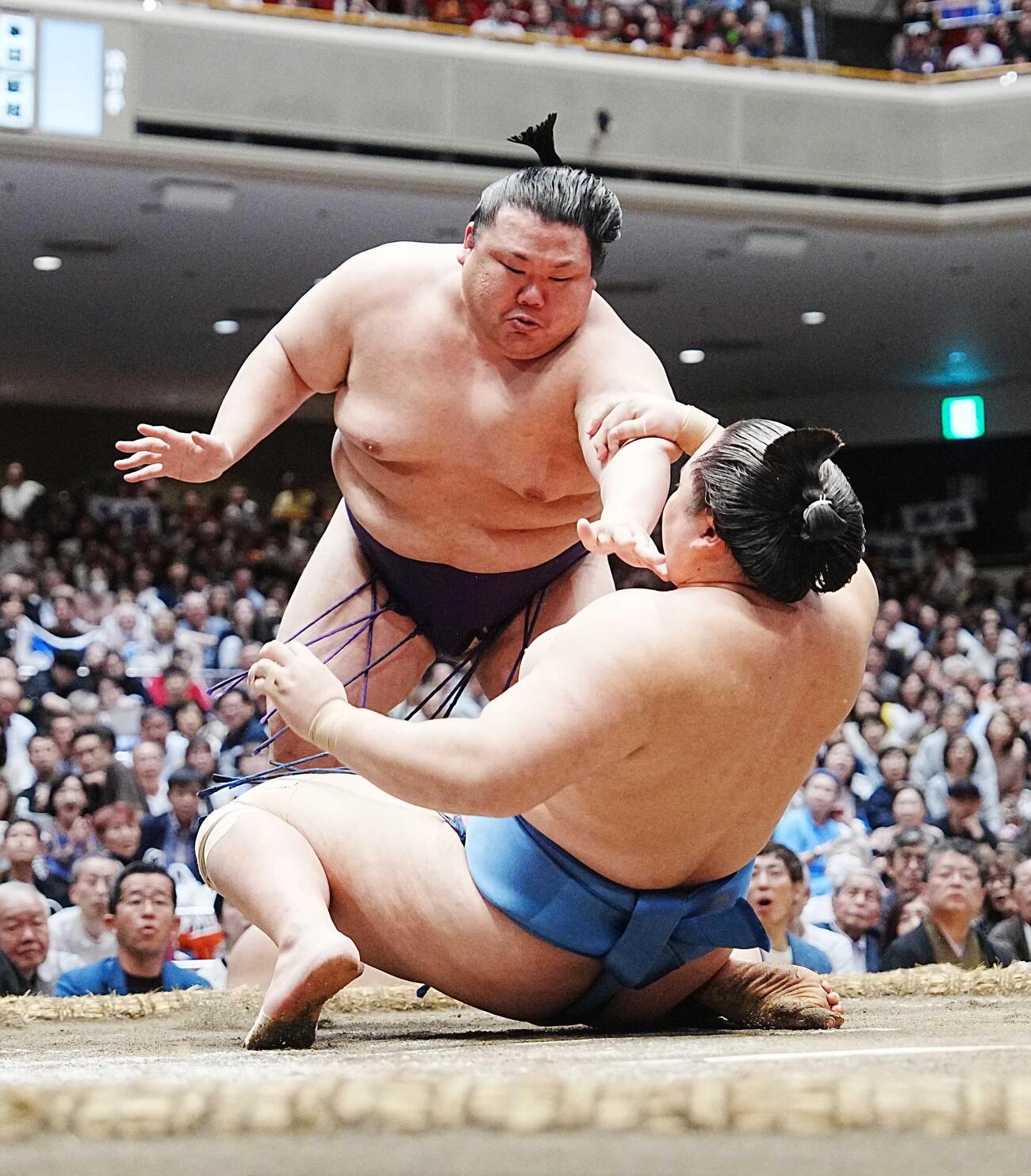 美ノ海は琴勝峰（手前）を押し倒しで破る（撮影・小沢裕）