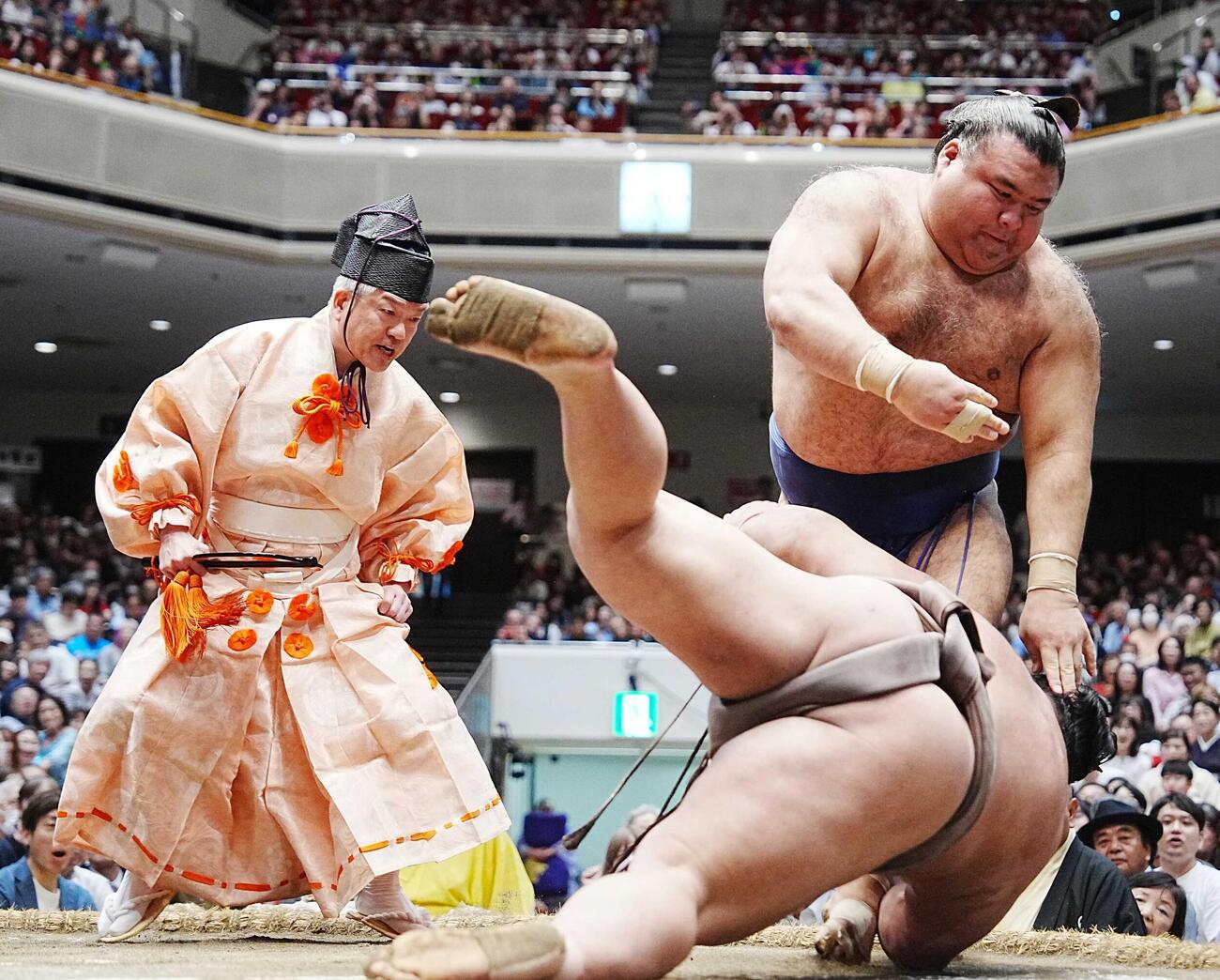 高安は伯乃富士（手前）を上手投げで破る（撮影・小沢裕）