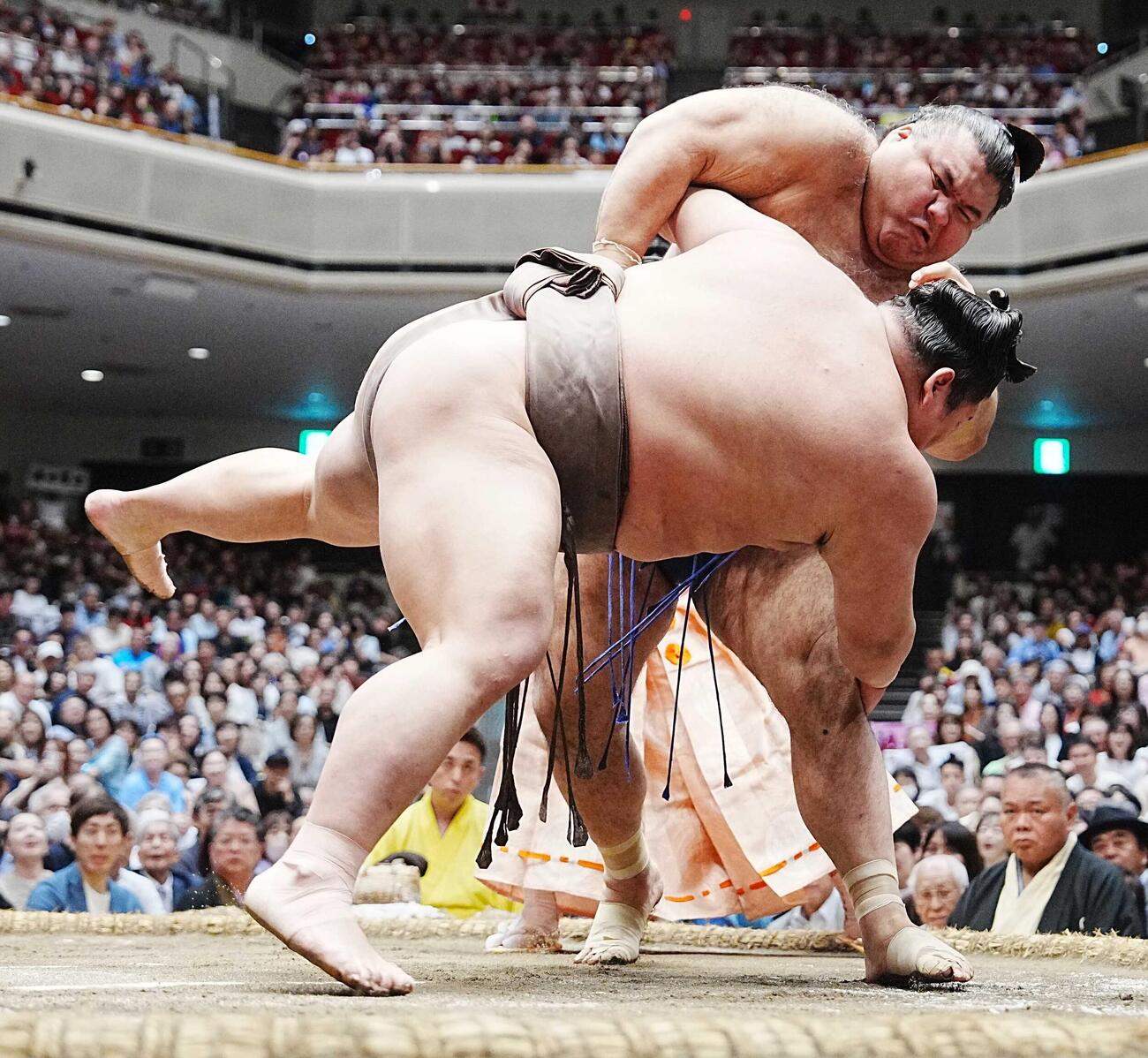 高安は伯乃富士（手前）を上手投げで破る（撮影・小沢裕）