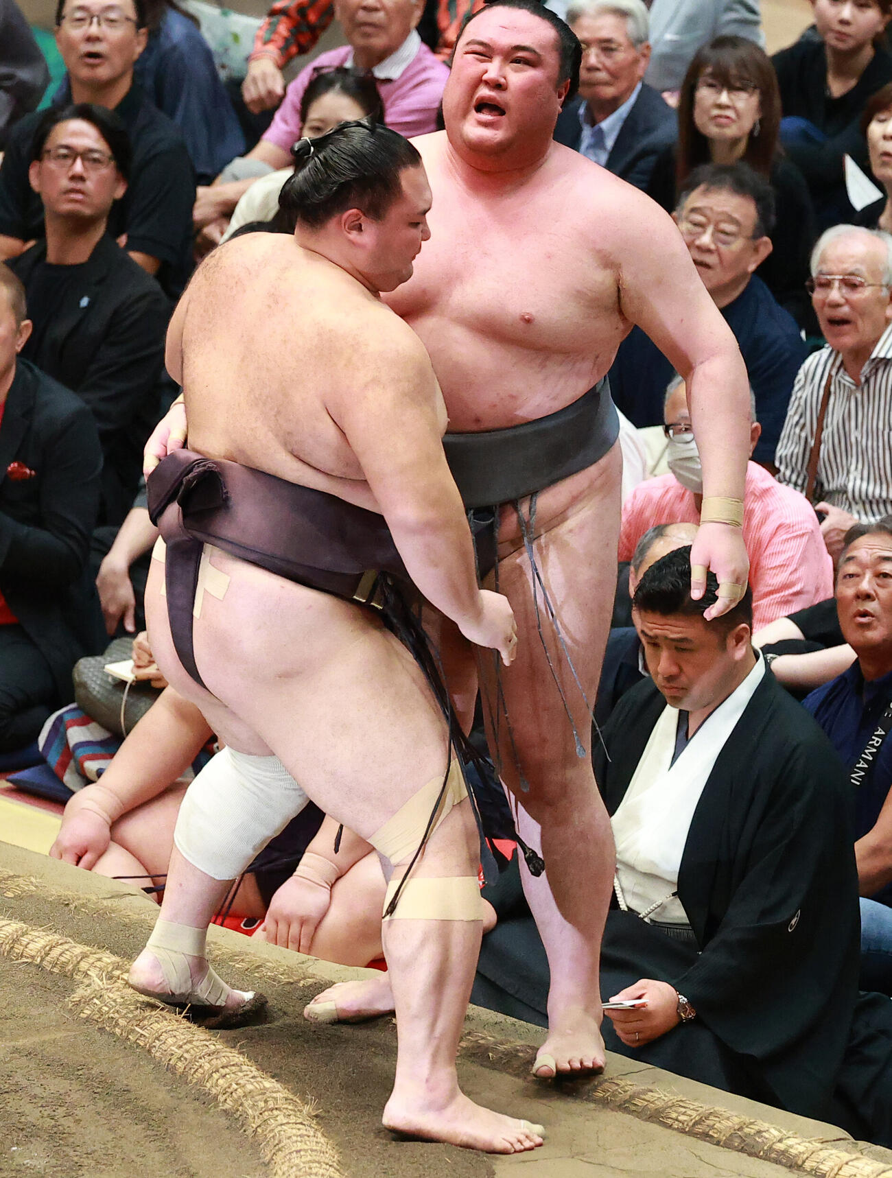 金峰山（右）を寄り切りで破る朝乃山（撮影・中島郁夫）