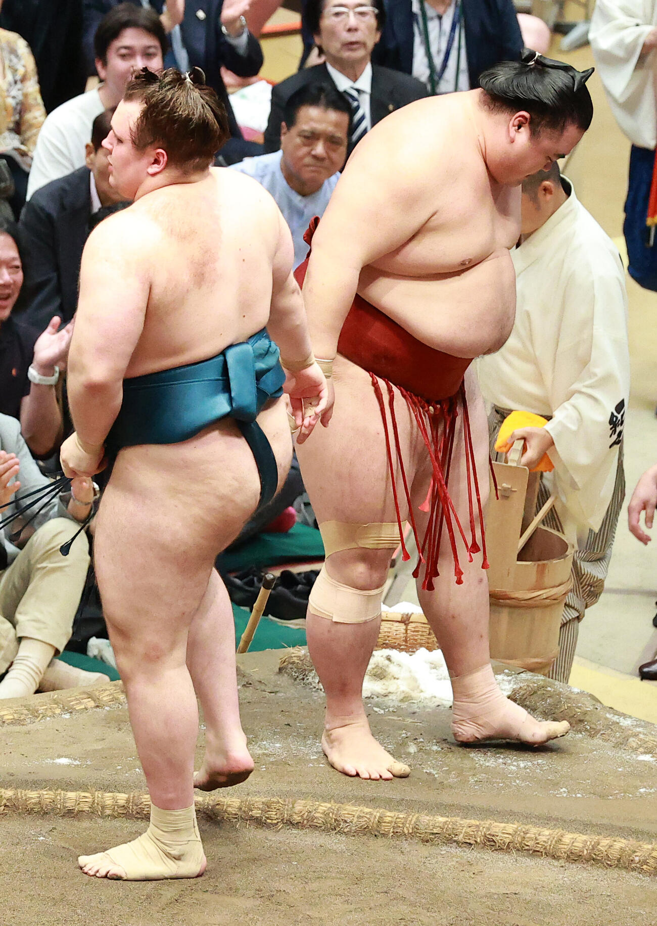 隆の勝（右）を押し出しで破る安青錦（撮影・中島郁夫）