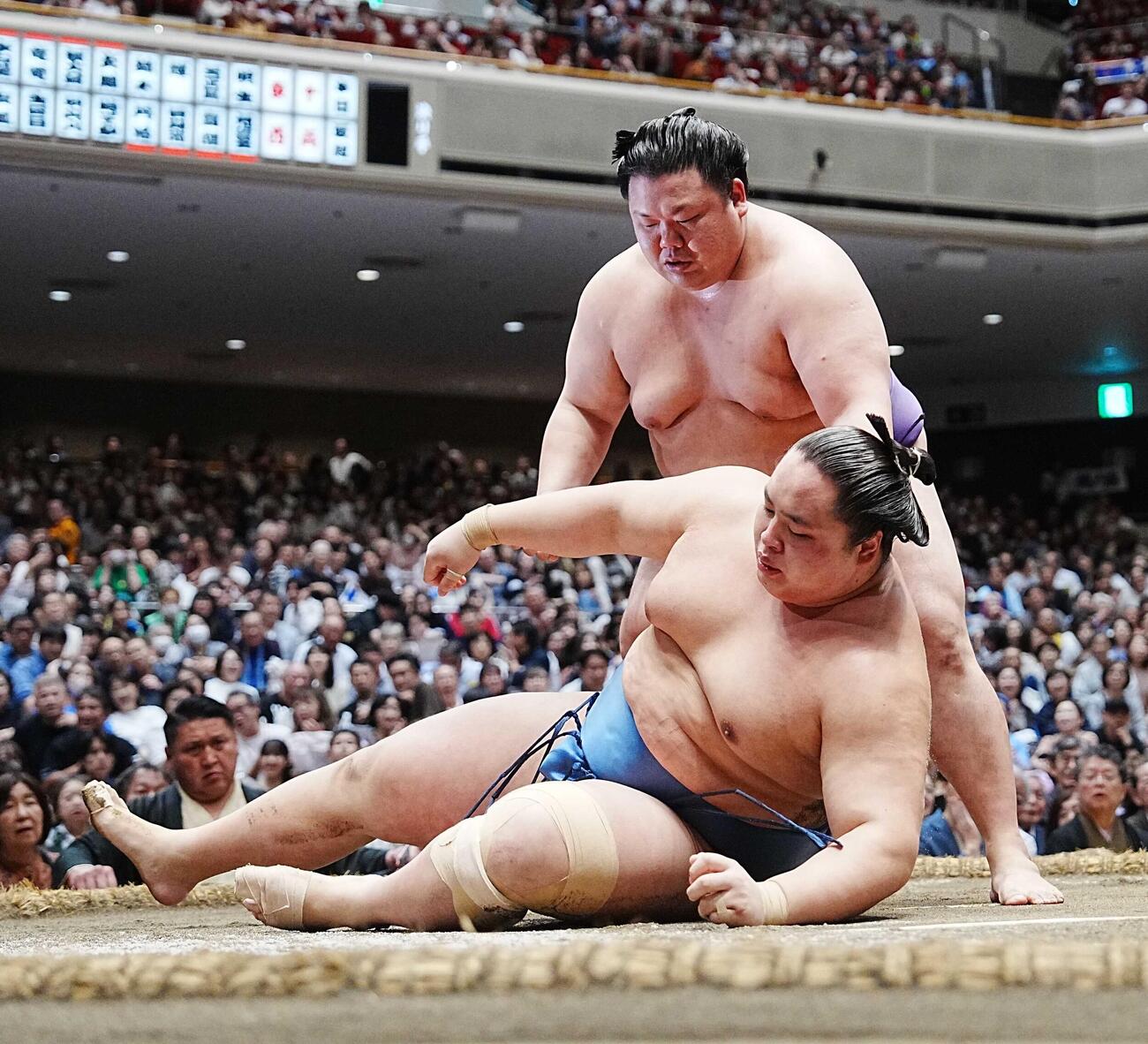 美ノ海は琴勝峰（手前）を押し倒しで破る（2026年9月23日撮影）