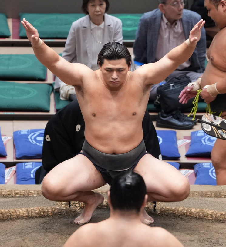 塵手水（ちりちょうず）を切る大森（撮影・小沢裕）