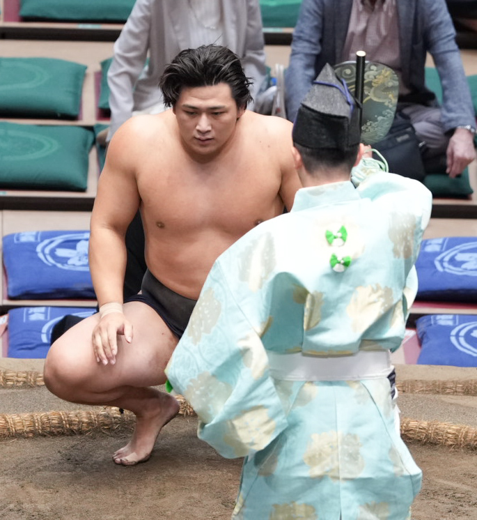 勝ち名乗りを受ける大森（撮影・小沢裕）