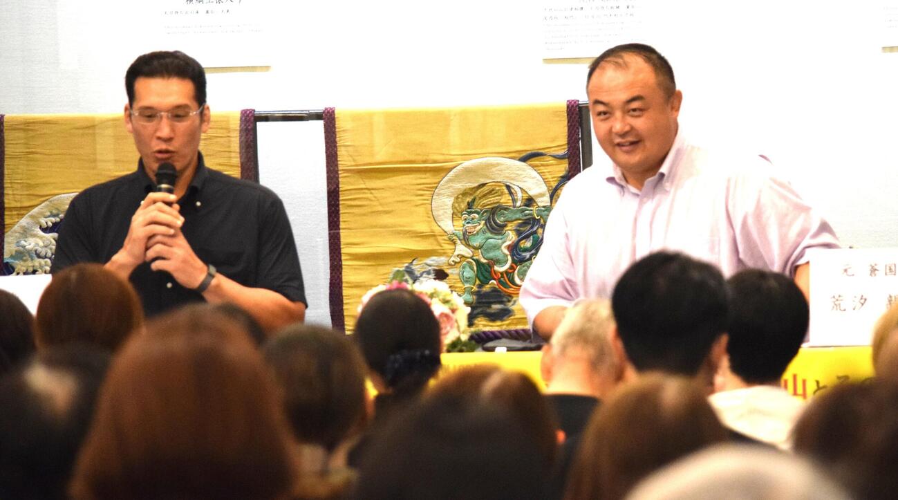 親方トークショーに参加した荒汐親方（右）と錣山親方
