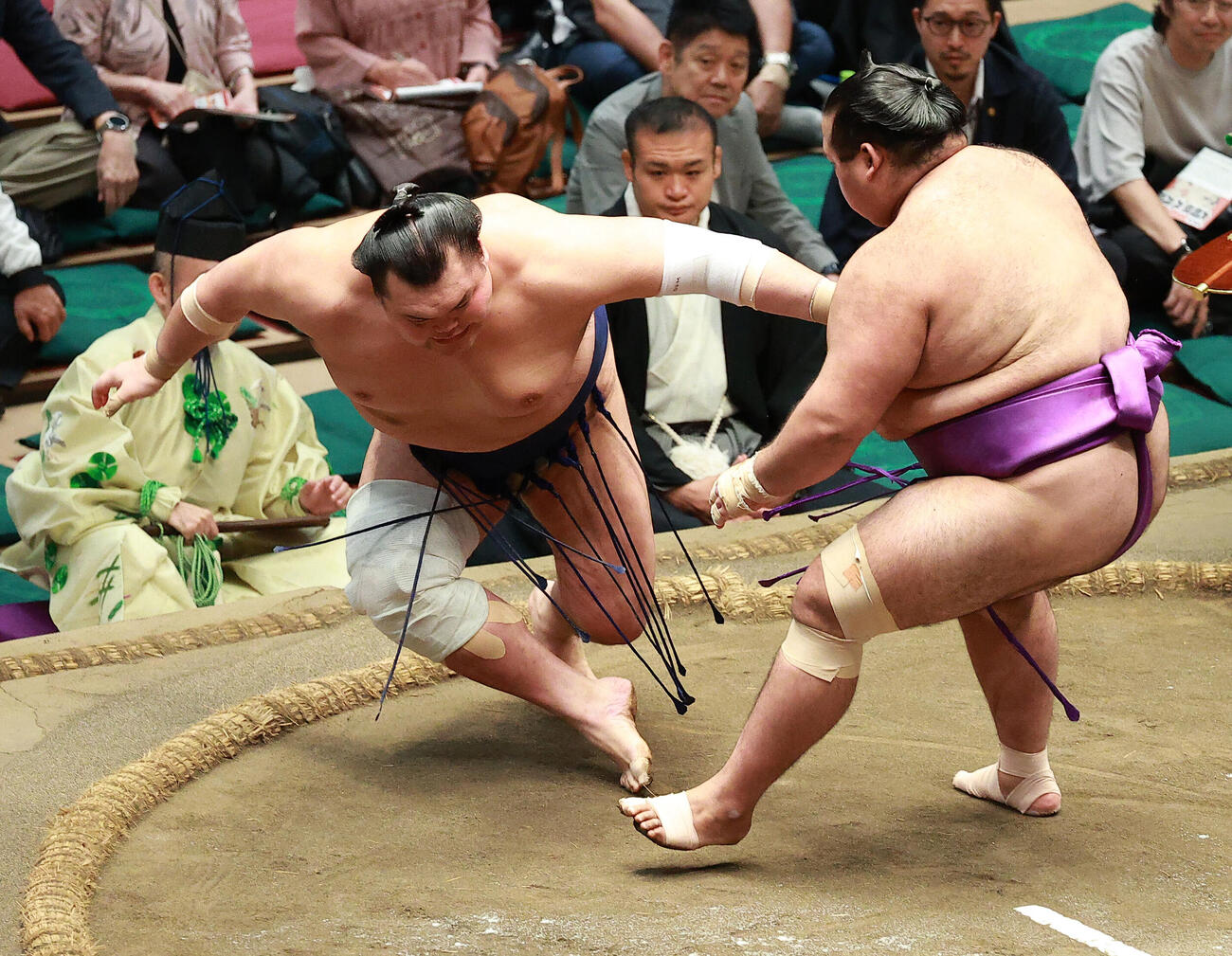 栃大海（左）を突き落としで破る生田目（撮影・中島郁夫）