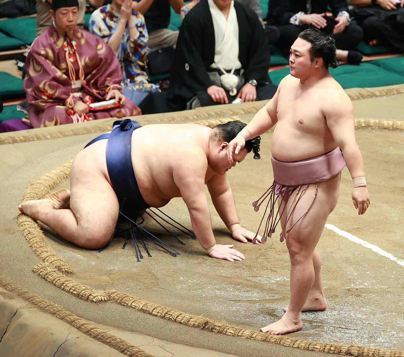 一意（左）を引き落としで破る炎鵬（撮影・中島郁夫）