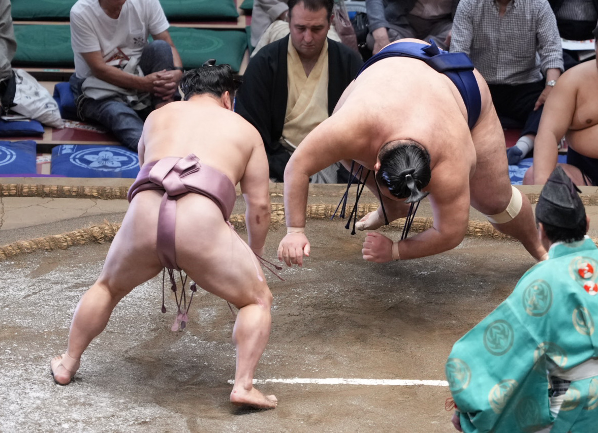 炎鵬（左）は一意を引き落としで破る（撮影・小沢裕）