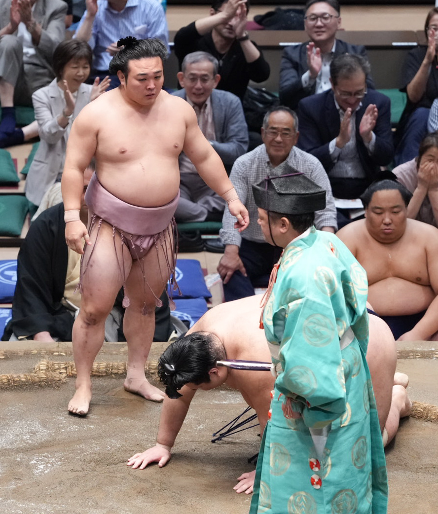 炎鵬（左）は一意を引き落としで破る（撮影・小沢裕）