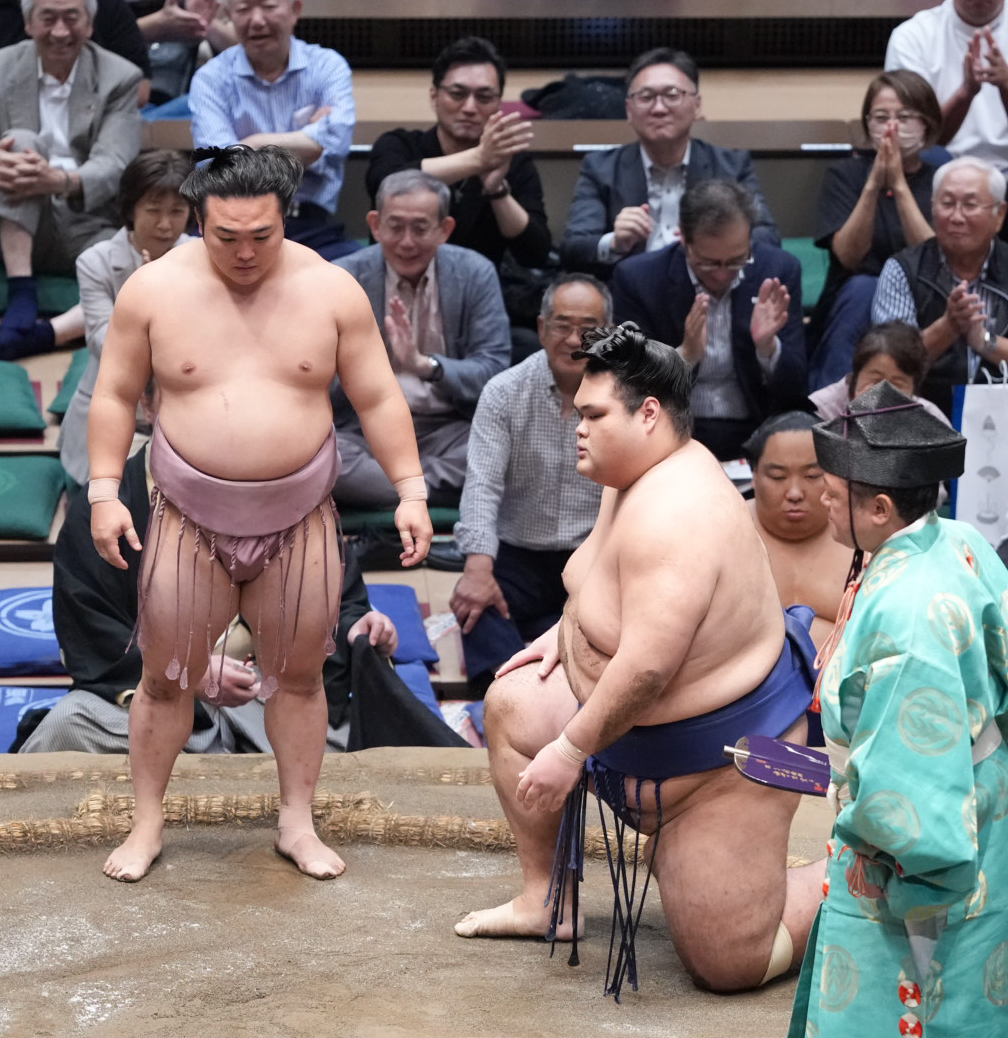 炎鵬（左）は一意を引き落としで破る（撮影・小沢裕）