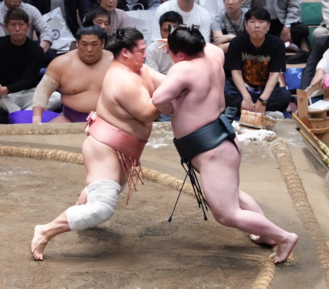 宇良（左）は時疾風を押し出しで下す（撮影・小沢裕）