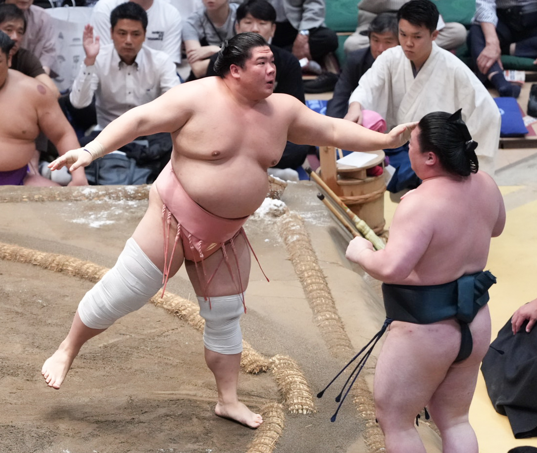 宇良（左）は時疾風を押し出しで下す（撮影・小沢裕）