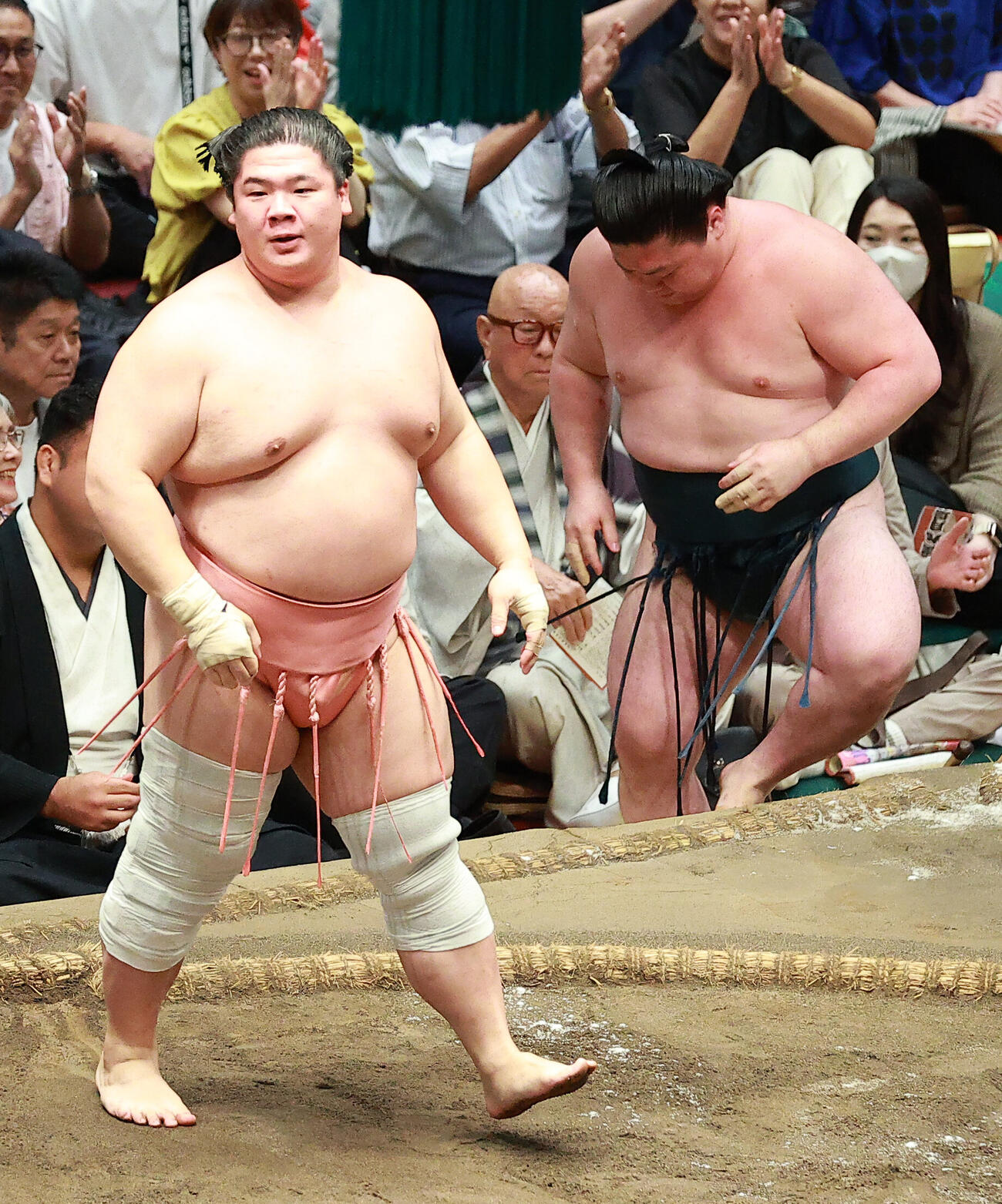 時疾風（右）を押し出しで破る宇良（撮影・中島郁夫）