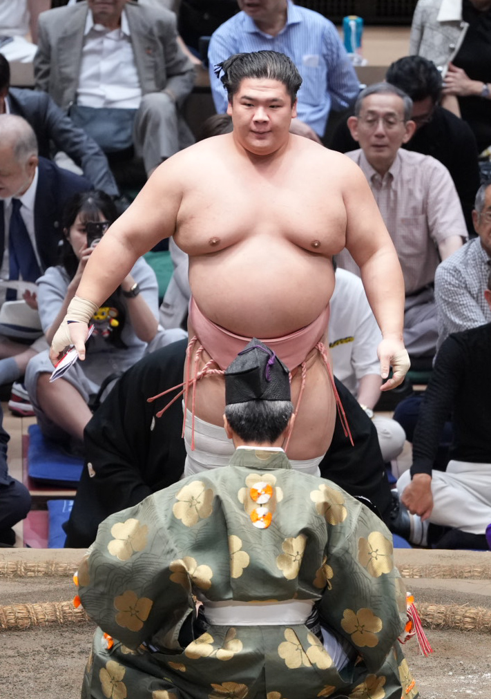 懸賞を手にする宇良（撮影・小沢裕）