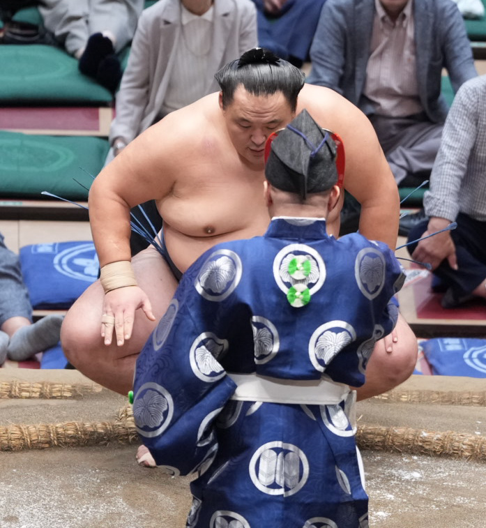 勝ち名乗りを受ける玉鷲（撮影・小沢裕）