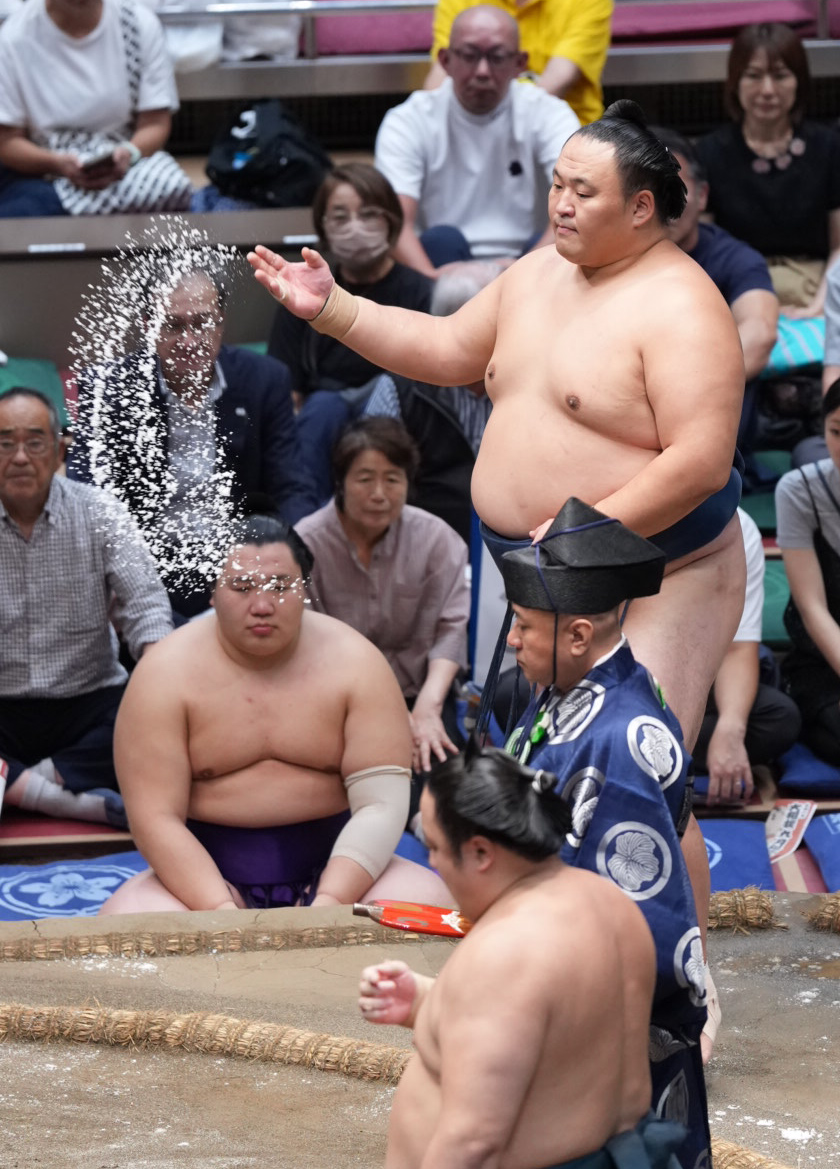 塩をまく玉鷲（撮影・小沢裕）