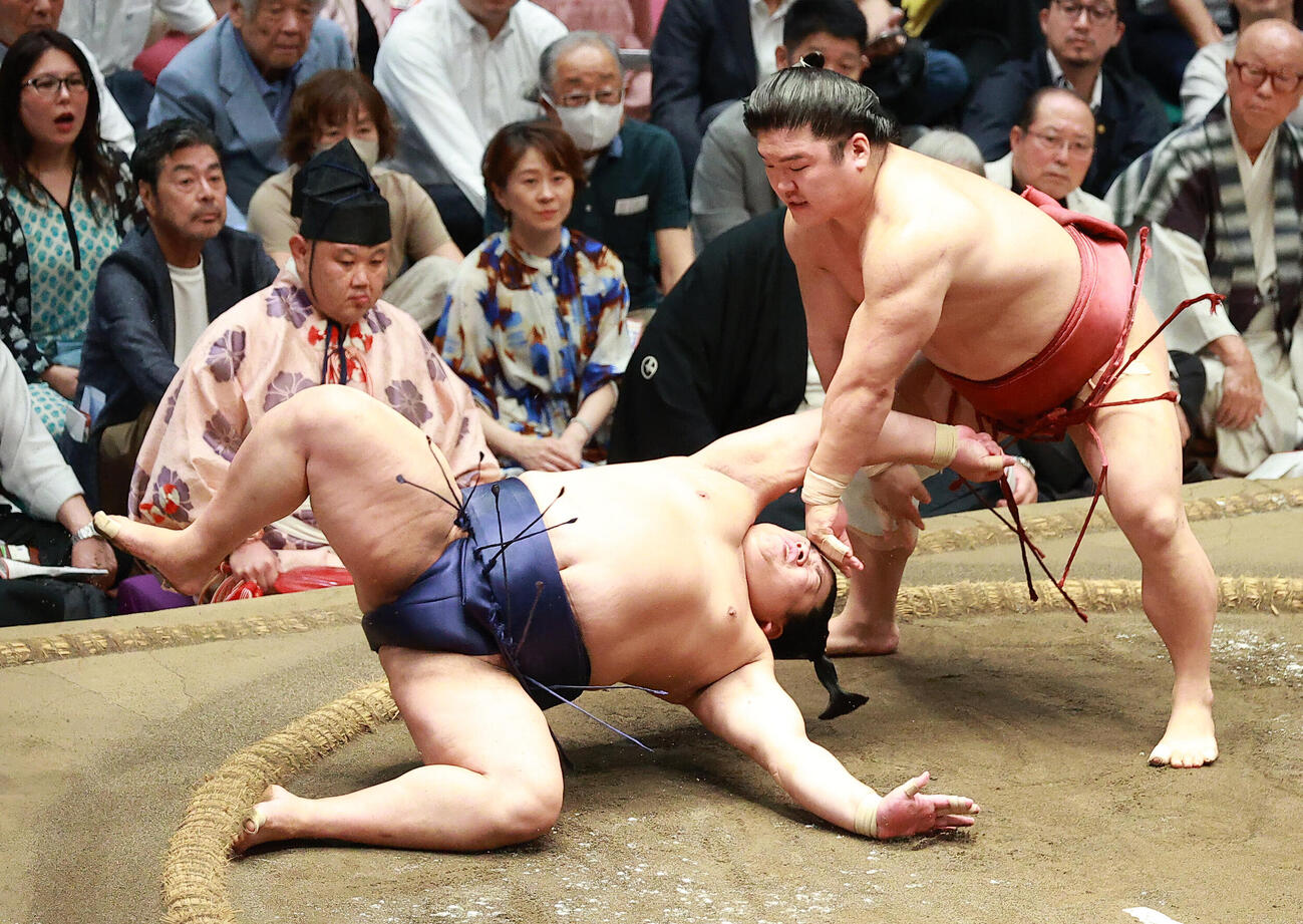 平戸海（左）を小手投げで破る朝紅龍（撮影・中島郁夫）