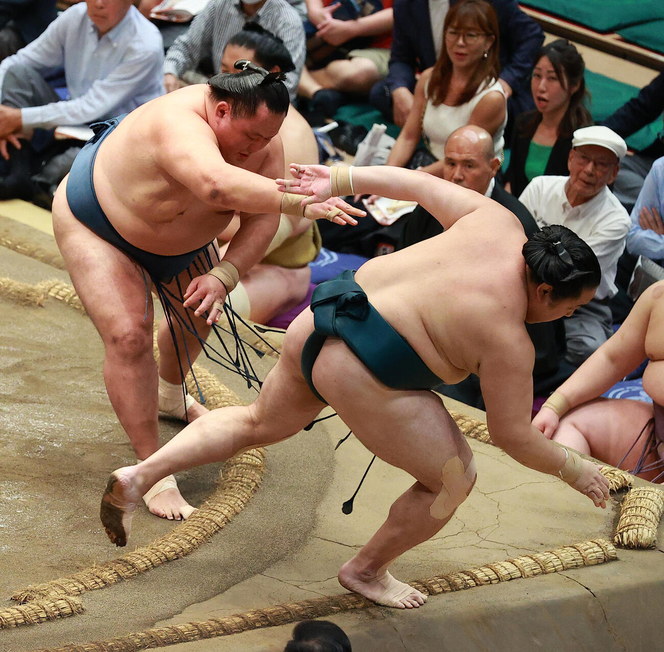 佐田の海（右）を押し出しで破る玉鷲（撮影・中島郁夫）