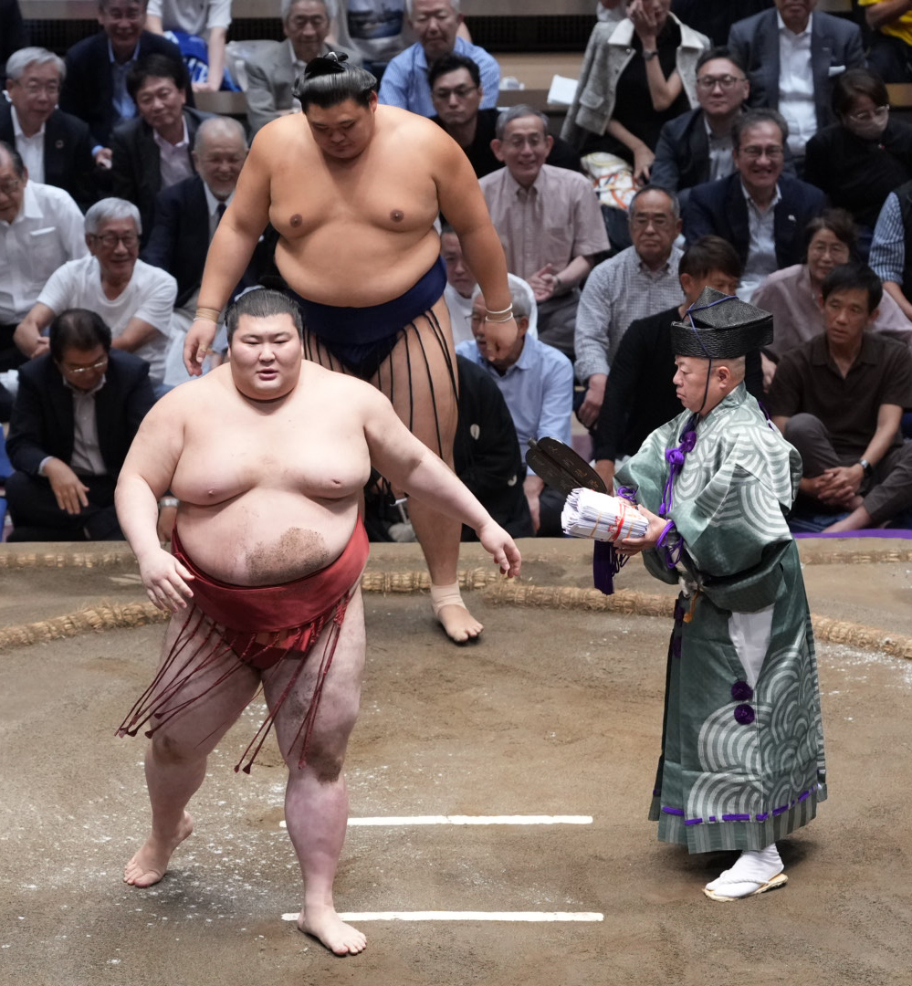 熱海富士（手前）は大の里に下手出し投げで敗れる（撮影・小沢裕）
