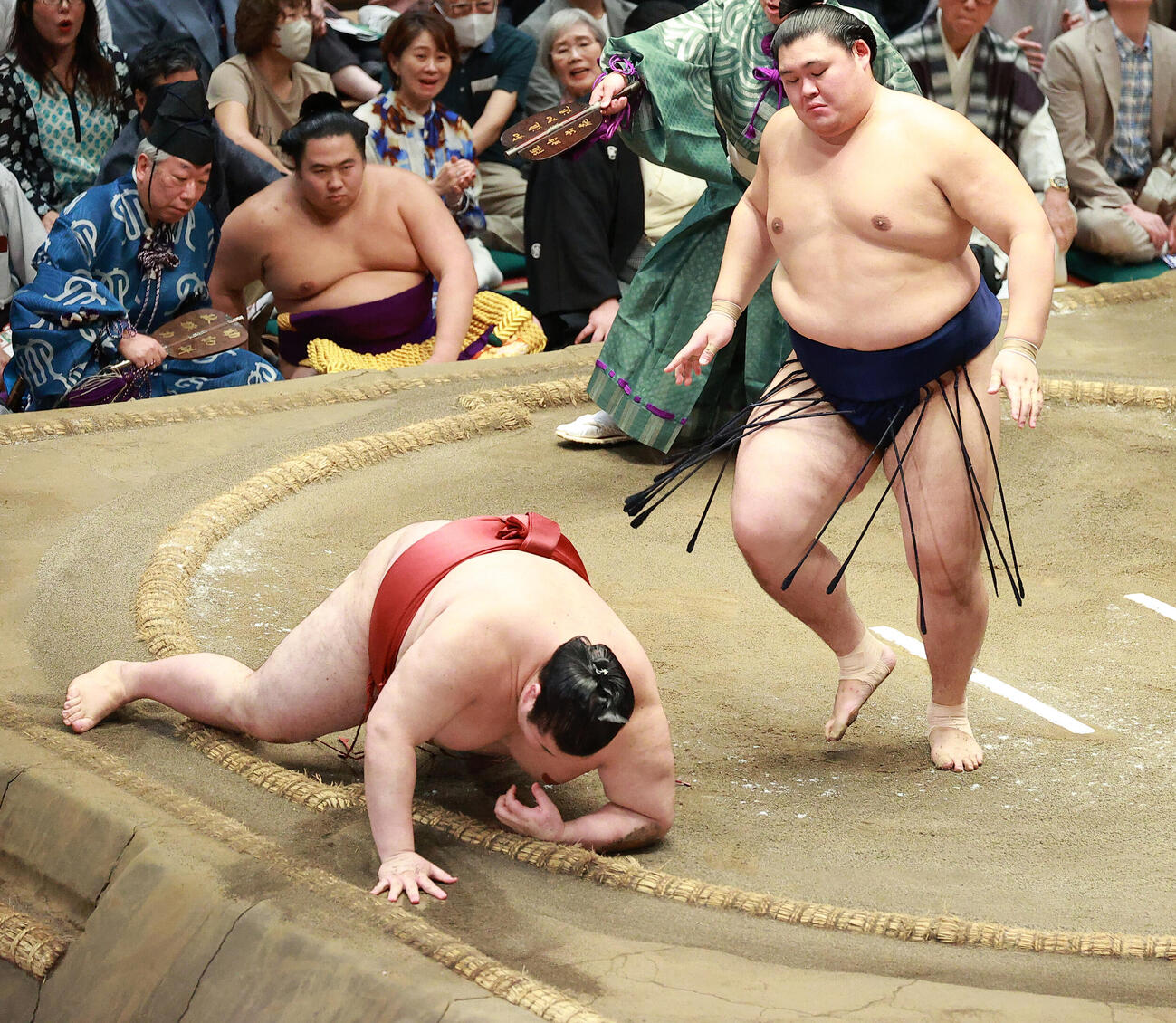 熱海富士（下）を下手出し投げで破った大の里（撮影・中島郁夫）