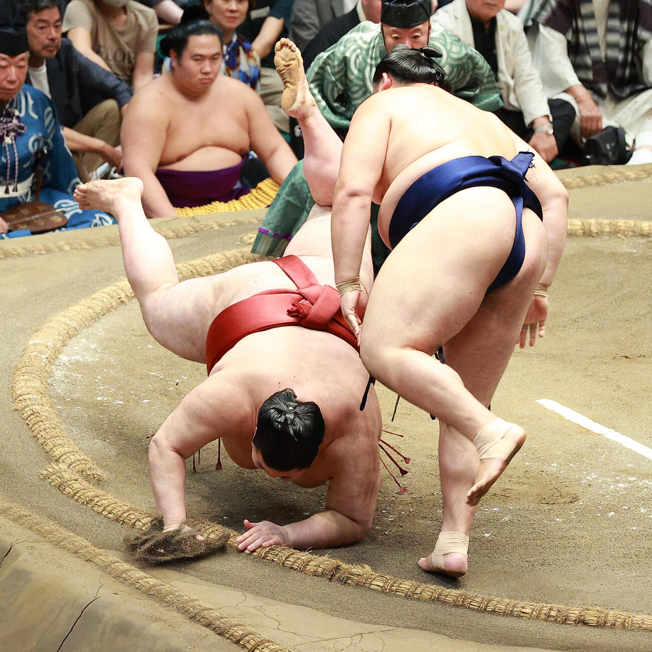熱海富士（左）を下手出し投げで破る大の里（撮影・中島郁夫）