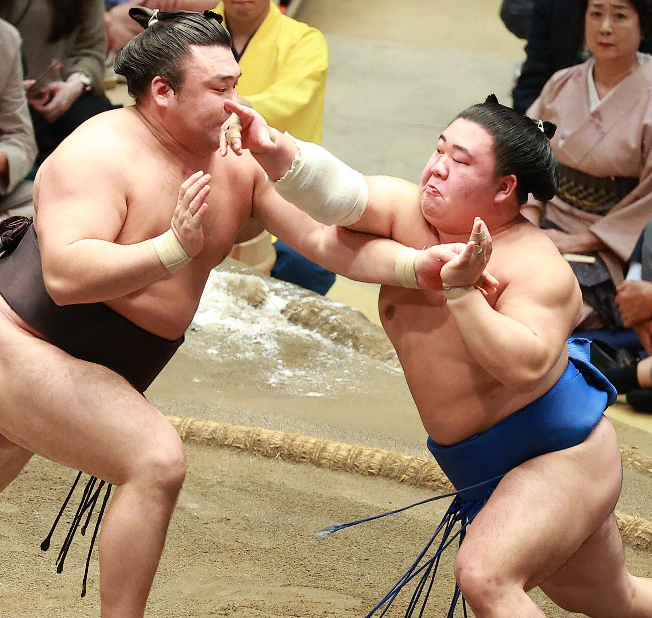 霧島（左）を攻める藤ノ川（撮影・中島郁夫）