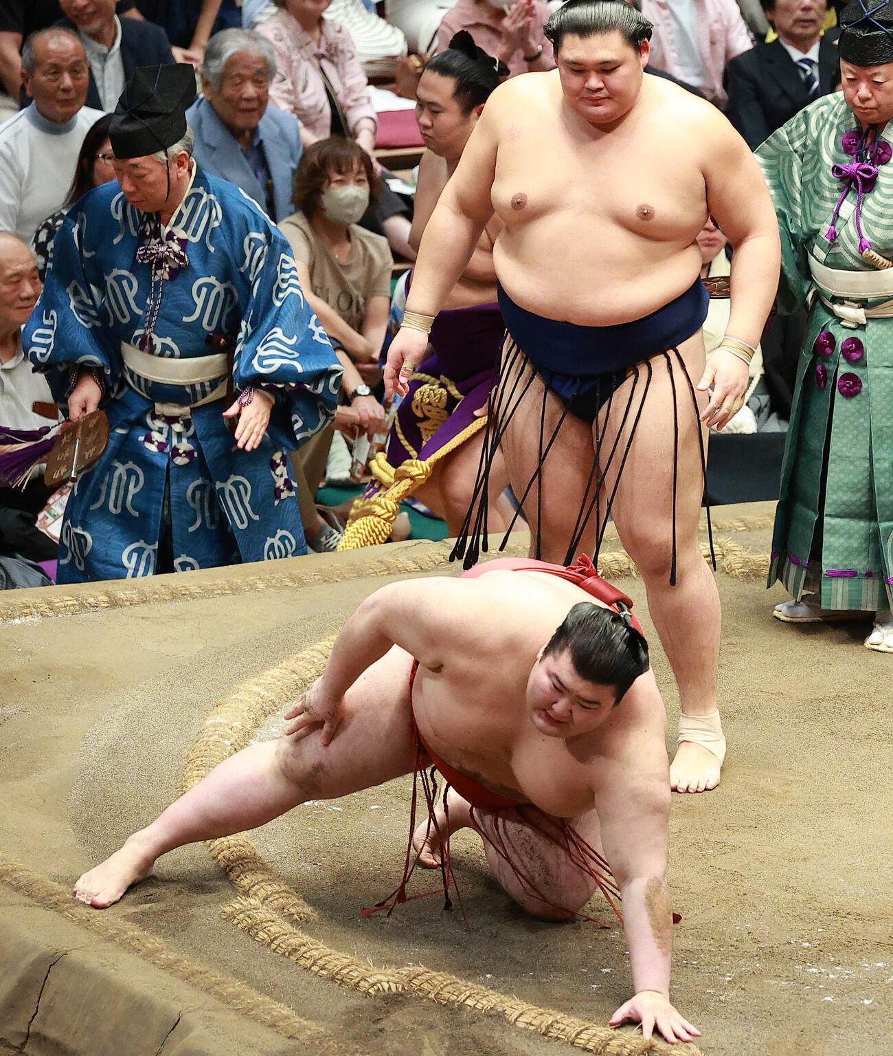 熱海富士（下）を下手出し投げで破った大の里（撮影・中島郁夫）