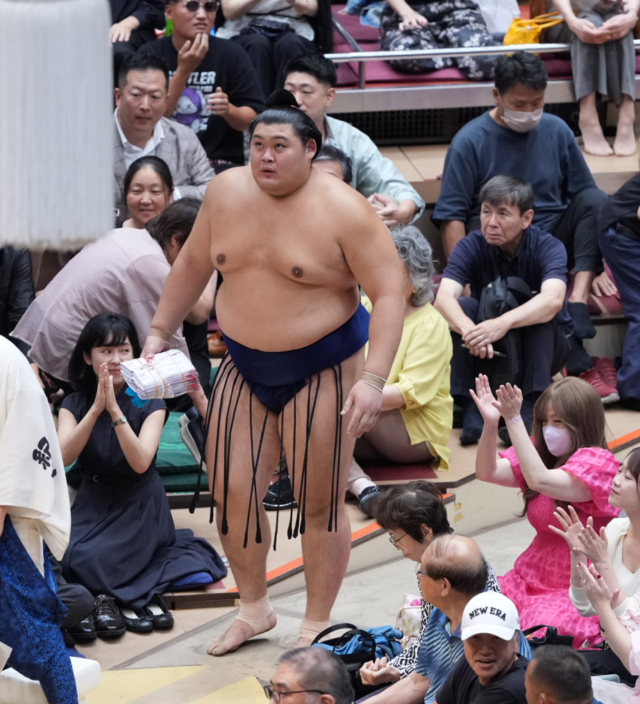 花道を引き揚げる大の里（撮影・小沢裕）