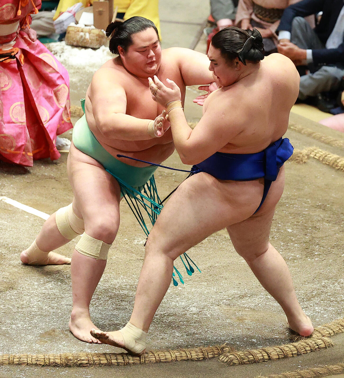 欧勝馬（右）を押し出しで破る琴桜（撮影・中島郁夫）