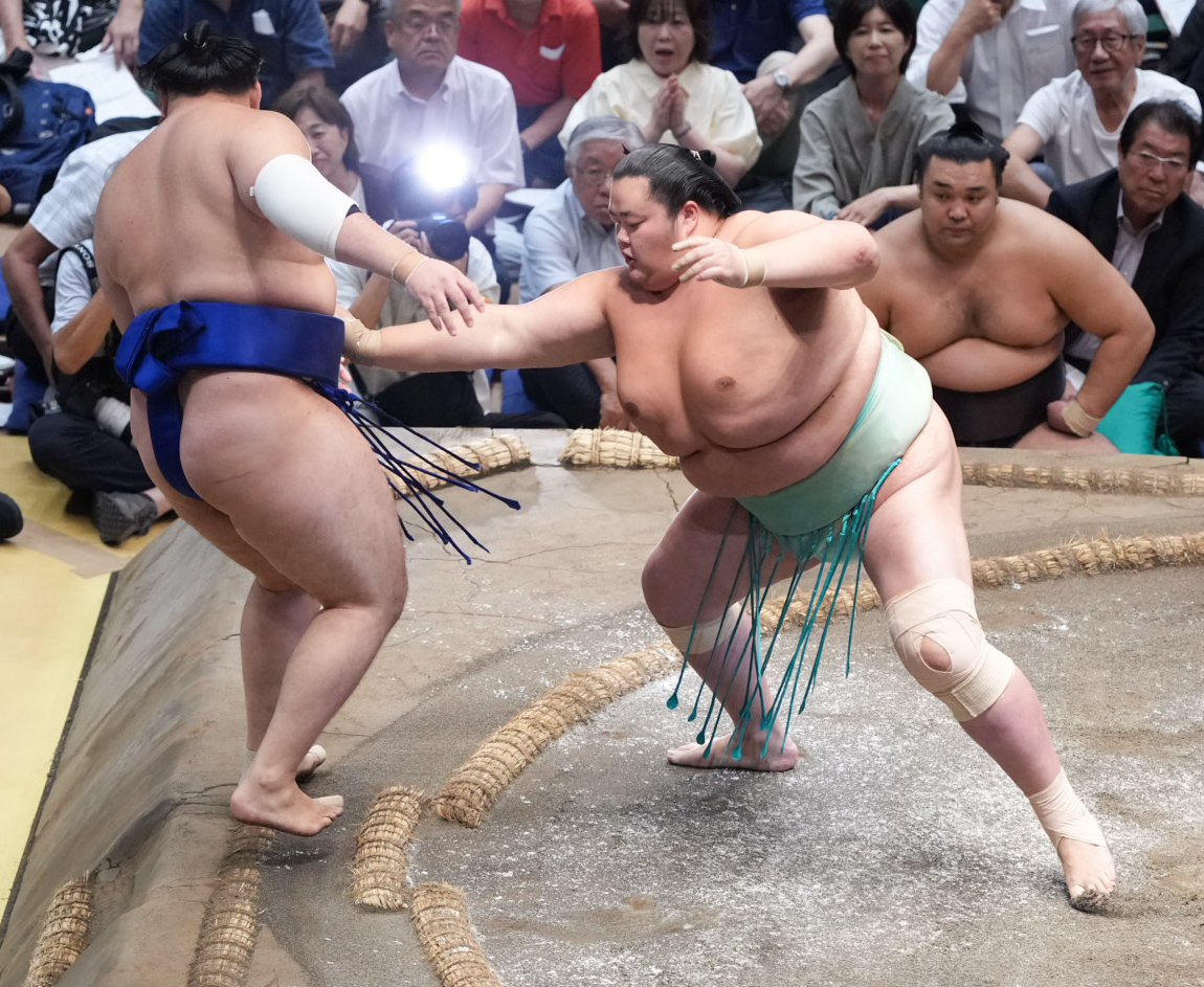 琴桜は欧勝馬（左）を押し出しで下し勝ち越しを決める（撮影・小沢裕）