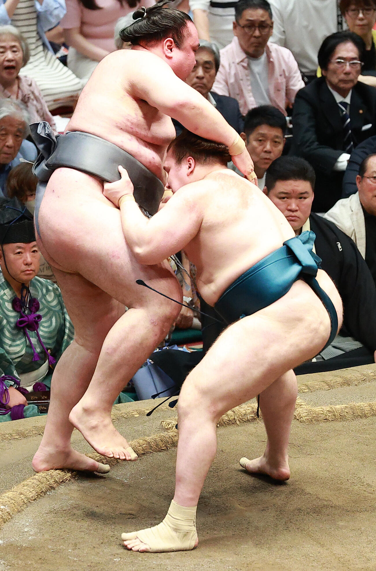 金峰山（左）を寄り切りで破る安青錦（撮影・中島郁夫）