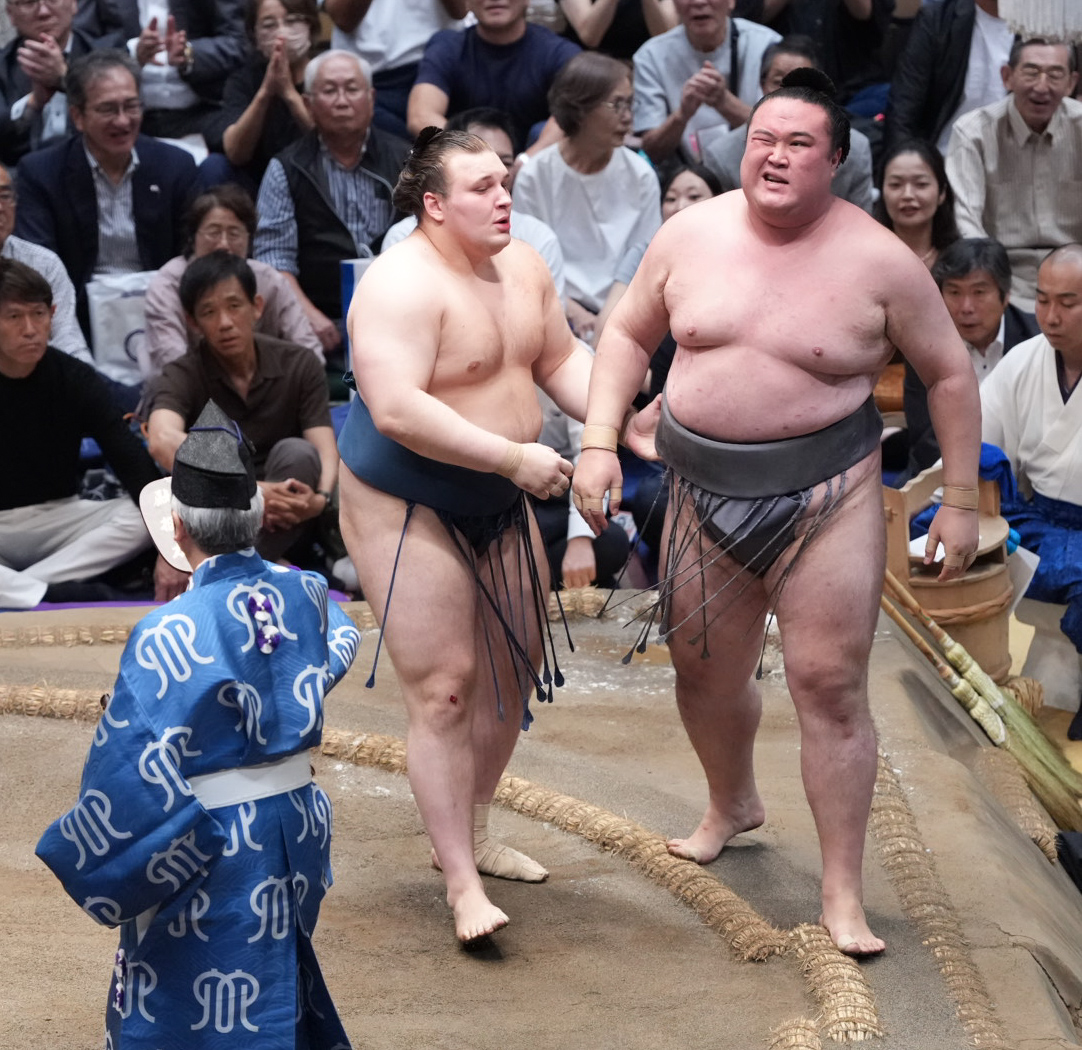 金峰山（右）を寄り切りで下す安青錦（撮影・小沢裕）