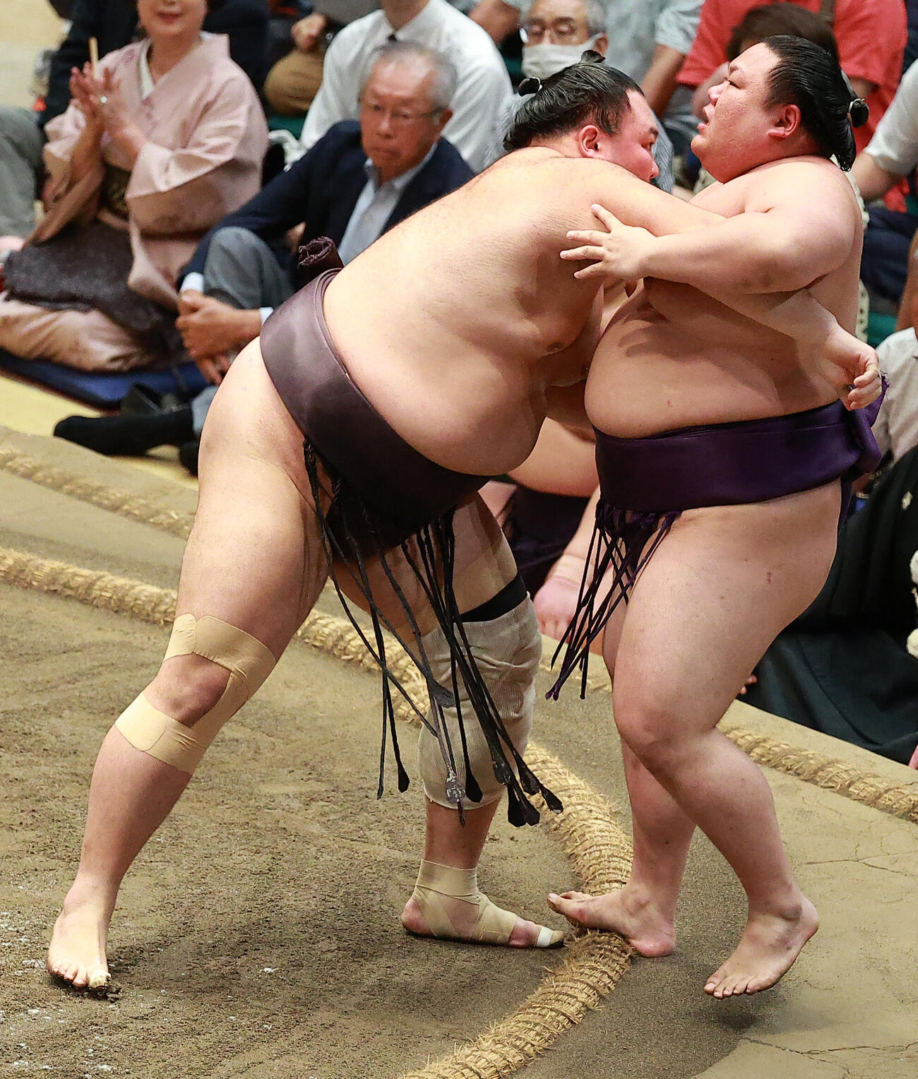 美ノ海（右）を寄り切りで破る朝乃山（撮影・中島郁夫）