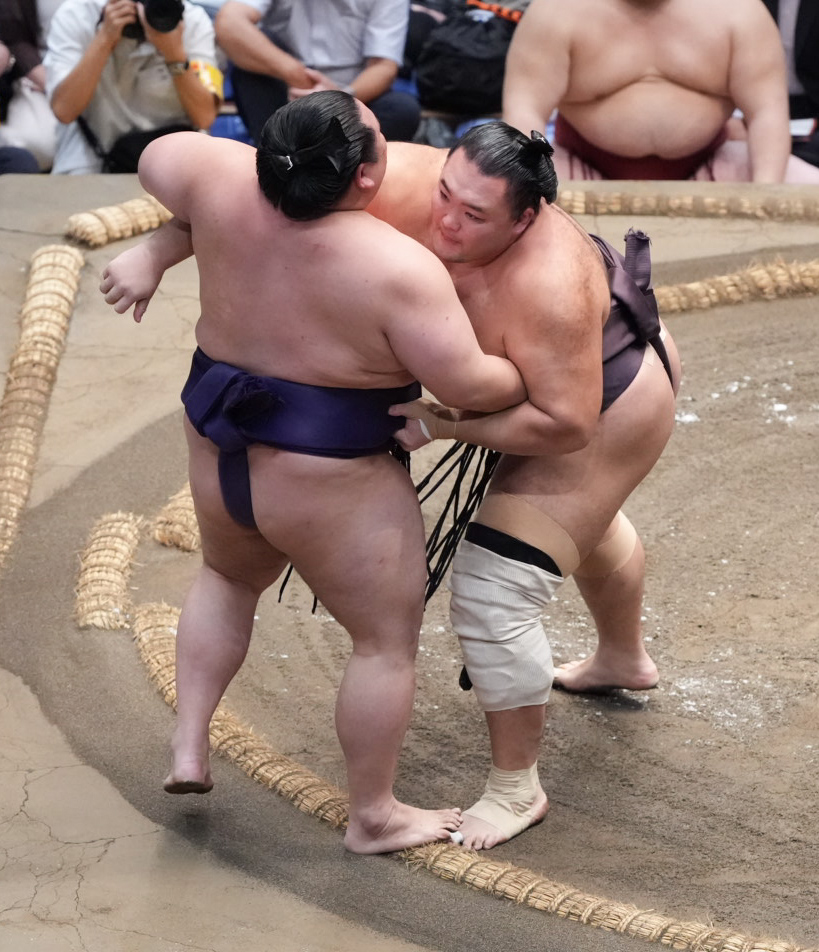 朝乃山（右）は美ノ海を寄り切りで破る（撮影・小沢裕）