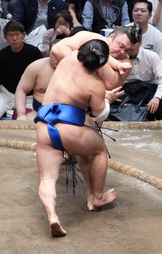 霧島を攻める藤ノ川（手前）（撮影・小沢裕）