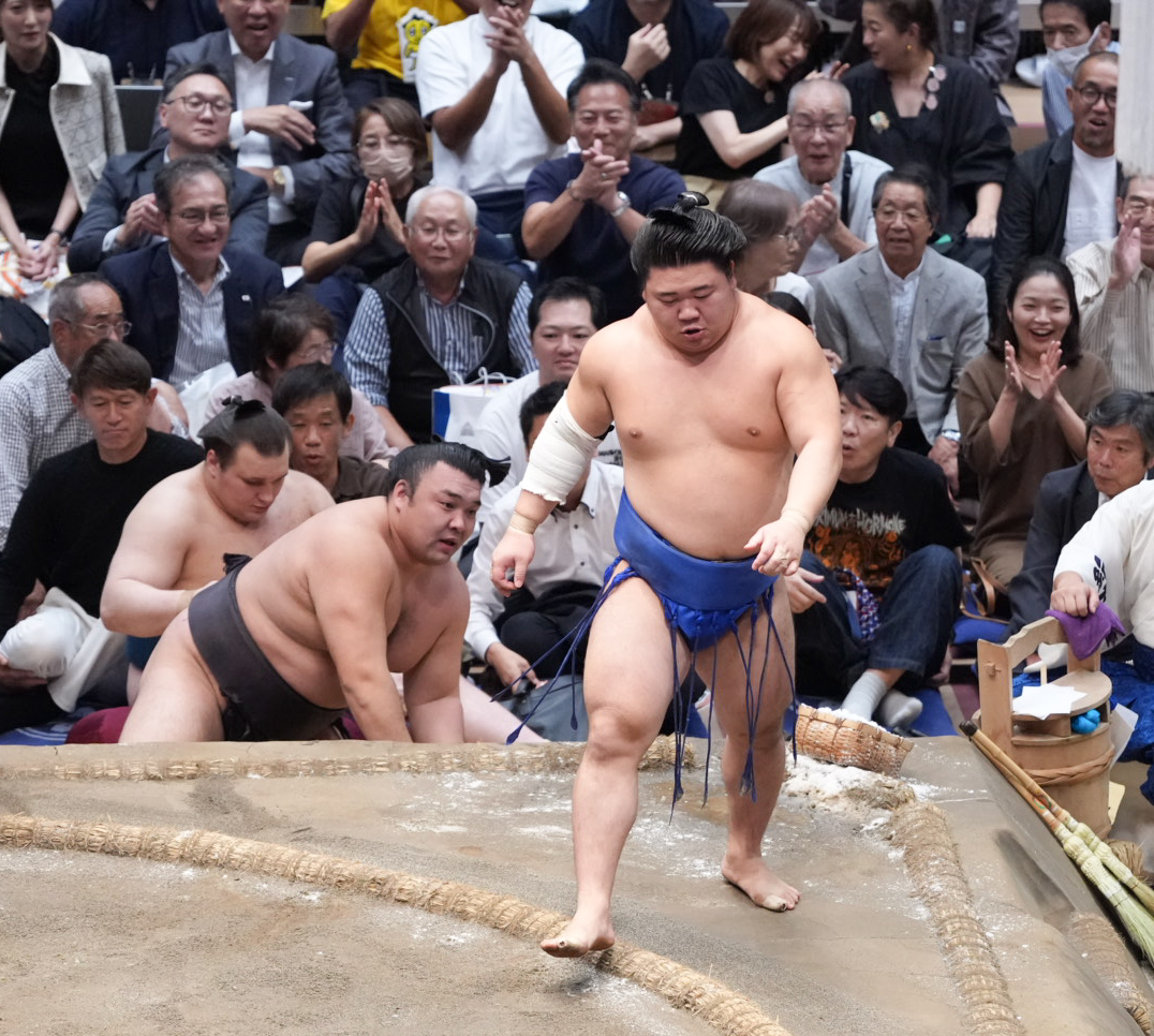 藤ノ川（右）は霧島を押し倒しで破り館内を沸かせる（撮影・小沢裕）