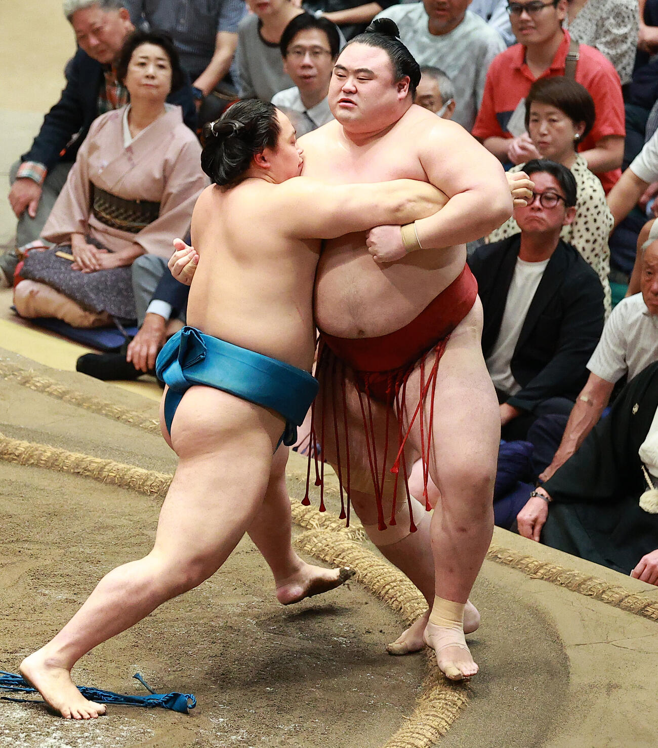 隆の勝（右）を寄り切りで破る琴栄峰（撮影・中島郁夫）