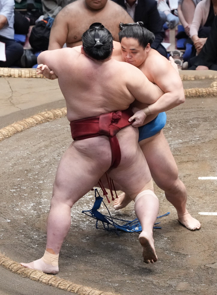 琴栄峰は隆の勝（手前）を寄り切りで下す（撮影・小沢裕）