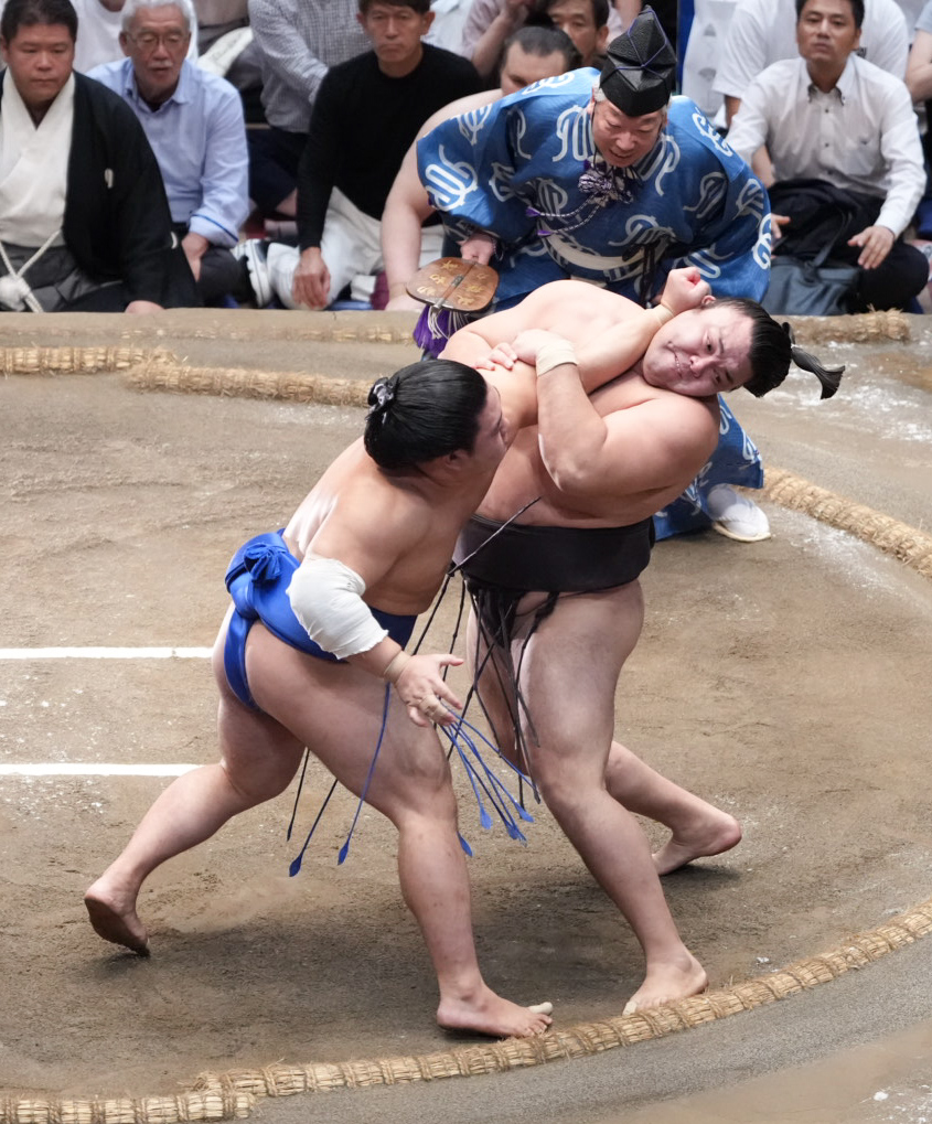 霧島（右）を攻める藤ノ川（撮影・小沢裕）