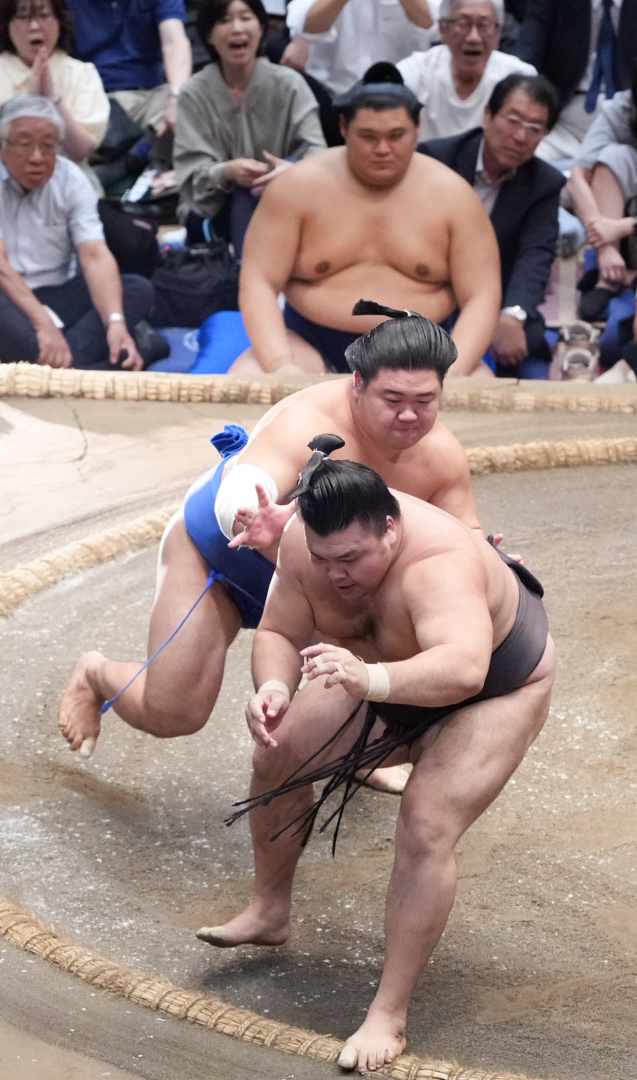 霧島（手前）を攻める藤ノ川（撮影・小沢裕）