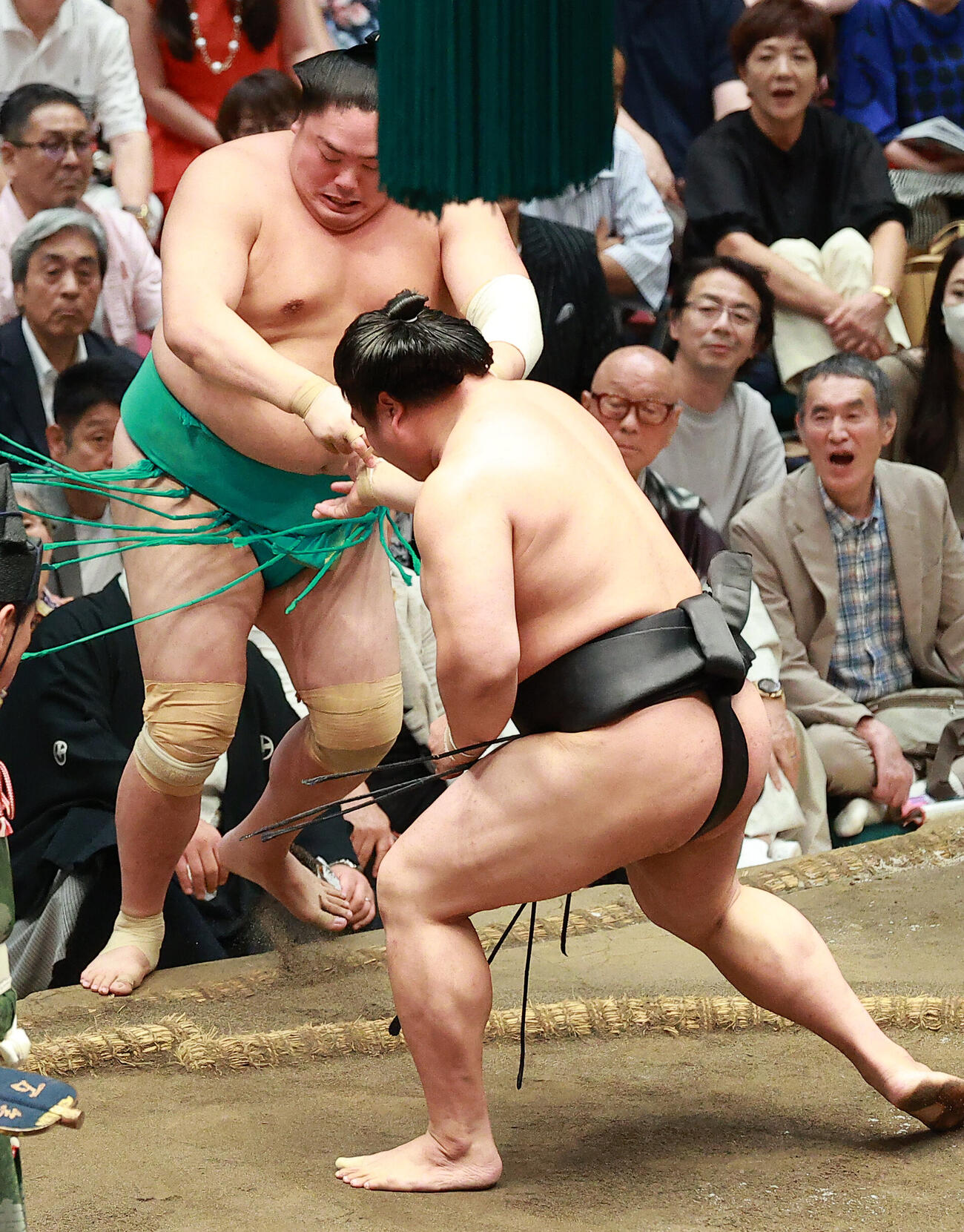 一山本（左）を押し出しで破る若元春（撮影・中島郁夫）