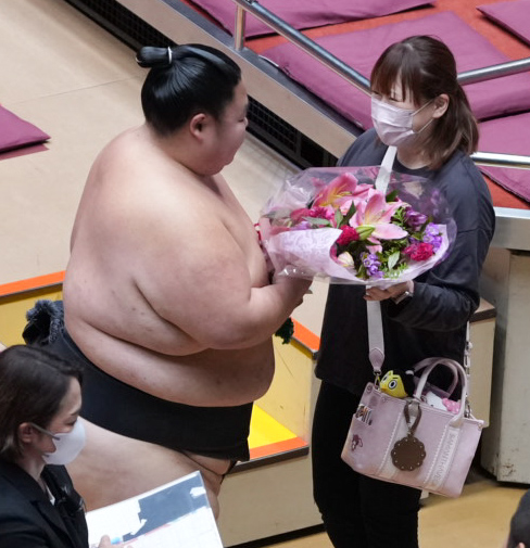 女性ファンから花束を贈呈される黎大丸（撮影・小沢裕）