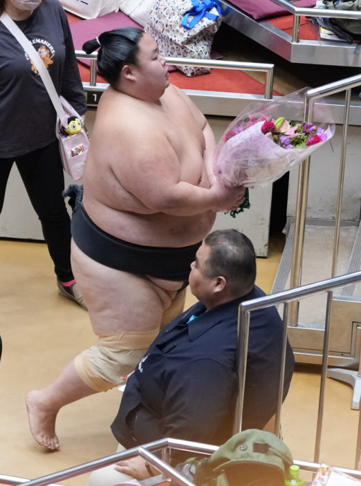 花束を手に引き揚げる黎大丸（撮影・小沢裕）