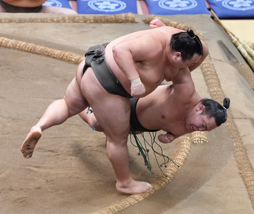 天（左）は翠河富士を小手投げで破り序二段優勝を決める（撮影・小沢裕）