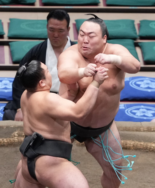 翠河富士（左）を攻める天（撮影・小沢裕）
