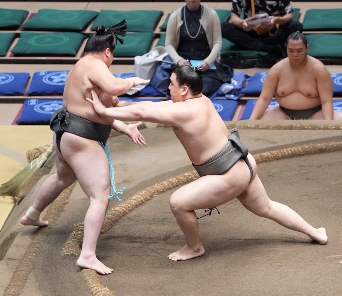 城勝雄（右）は鶴峰を突き出しで破り序ノ口優勝を決める（撮影・小沢裕）